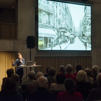 Kennisoverdracht naar het publiek toe tijdens lezingen, concertinleidingen en workshops. In samenwerking met Concertgebouw Brugge.