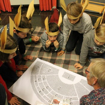 Kinderen ontdekken de opstelling van een orkest tijdens Kunstendag voor Kinderen.