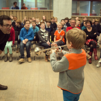 Tijdens een van onze projecten maken de muzikanten tijd om kinderen aan de slag te leren gaan met hun historische instrumenten.