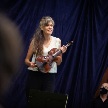 Altvioliste Esther van der Eijk bekent dat alle violisten tijdens Atelier Anima spelen op instrumenten van dezelfde bouwer.