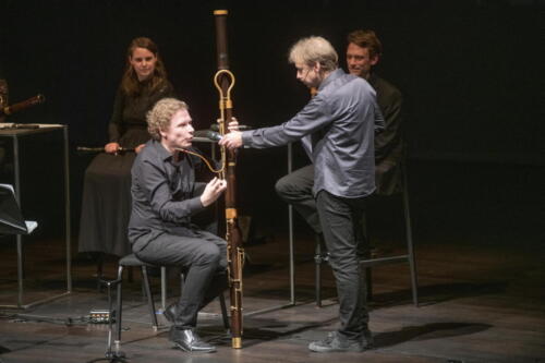 De muzikanten van Anima Eterna leggen tijdens Anima Insight de werking en specificiteit uit van hun instrument. Fagottist Antonie Pecqueur bespeelt een bijzondere contrafagot.