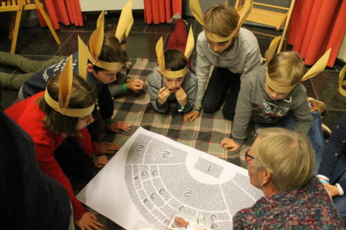 Kinderen ontdekken de opstelling van een orkest tijdens Kunstendag voor Kinderen.