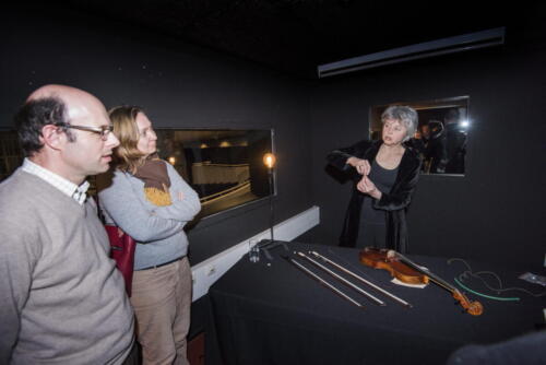 Bernadette Verhagen geeft exclusieve uitleg over historische snaarinstrumenten in de Beethoven box te Concertgebouw Brugge.