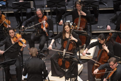 Alto players and cello players next to each other in the orchestra
